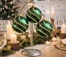 julepynt grøn og guld stilrent design